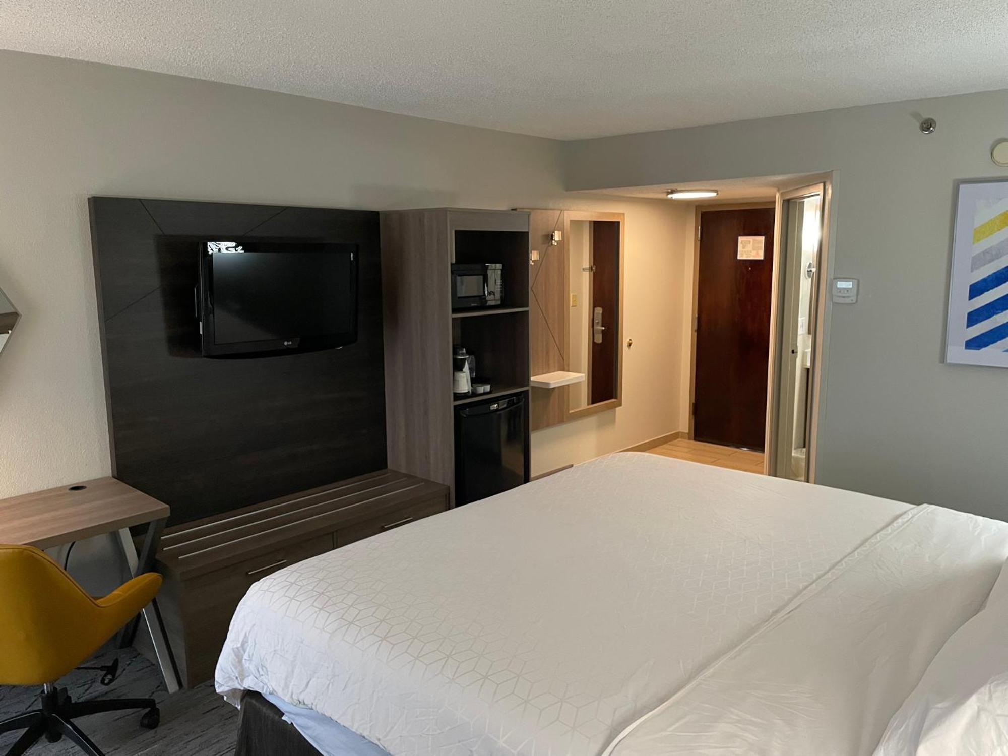 Holiday Inn Express Burlington By Ihg Екстериор снимка
