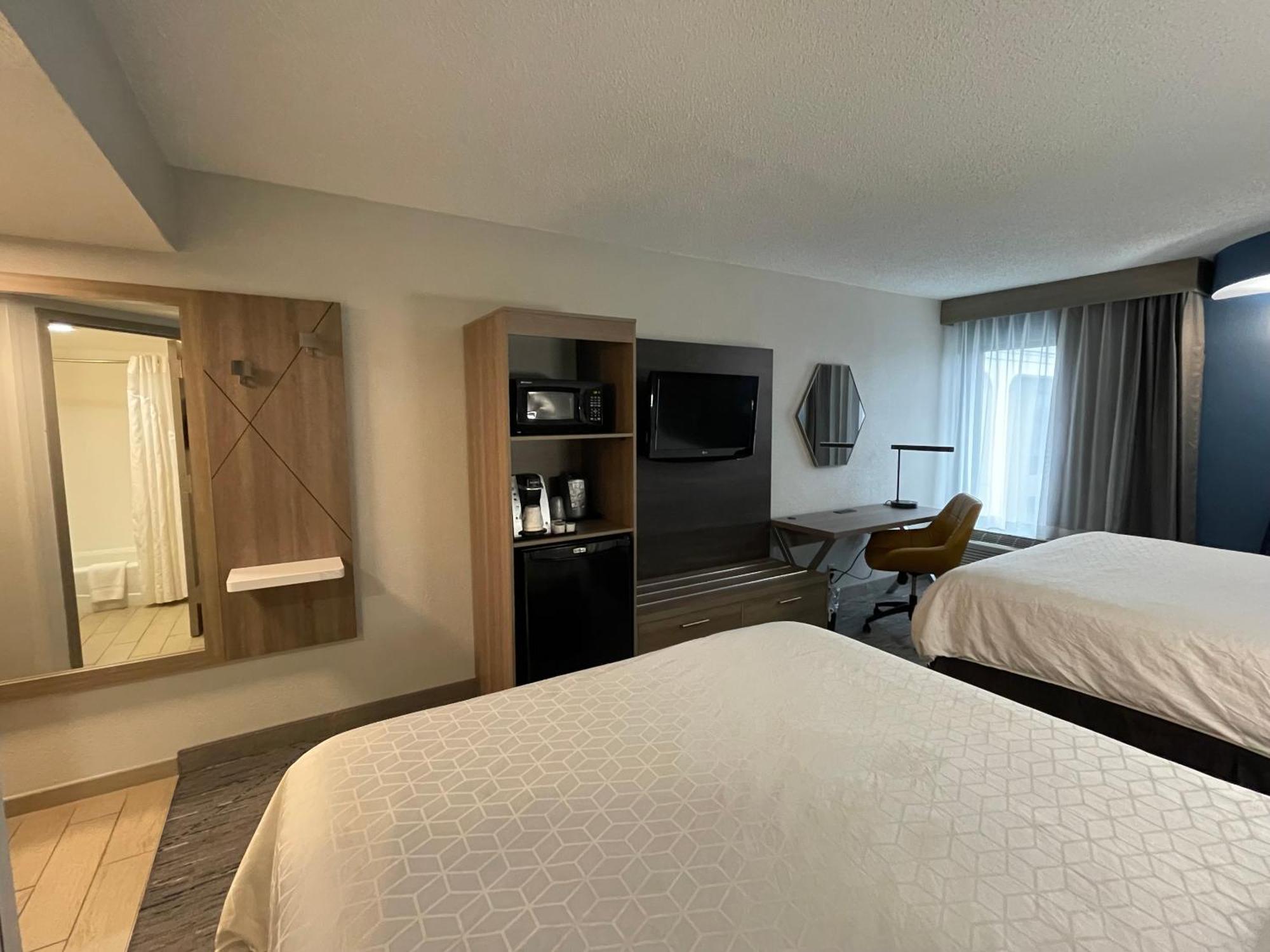Holiday Inn Express Burlington By Ihg Екстериор снимка