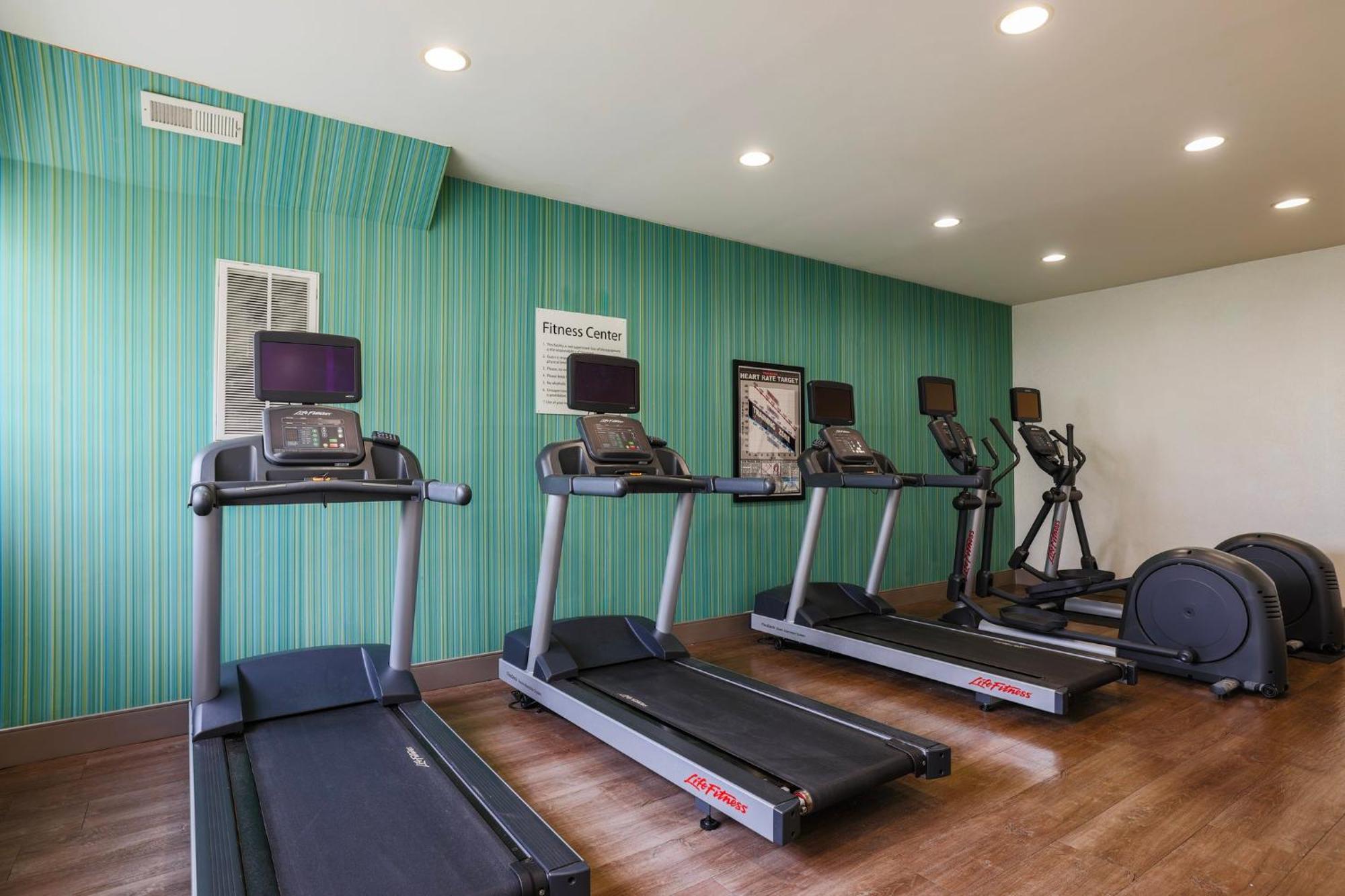 Holiday Inn Express Burlington By Ihg Екстериор снимка