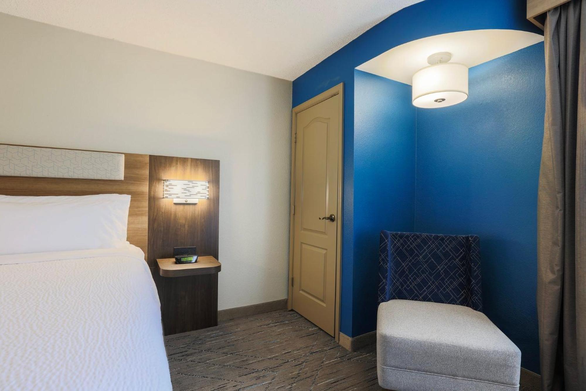 Holiday Inn Express Burlington By Ihg Екстериор снимка