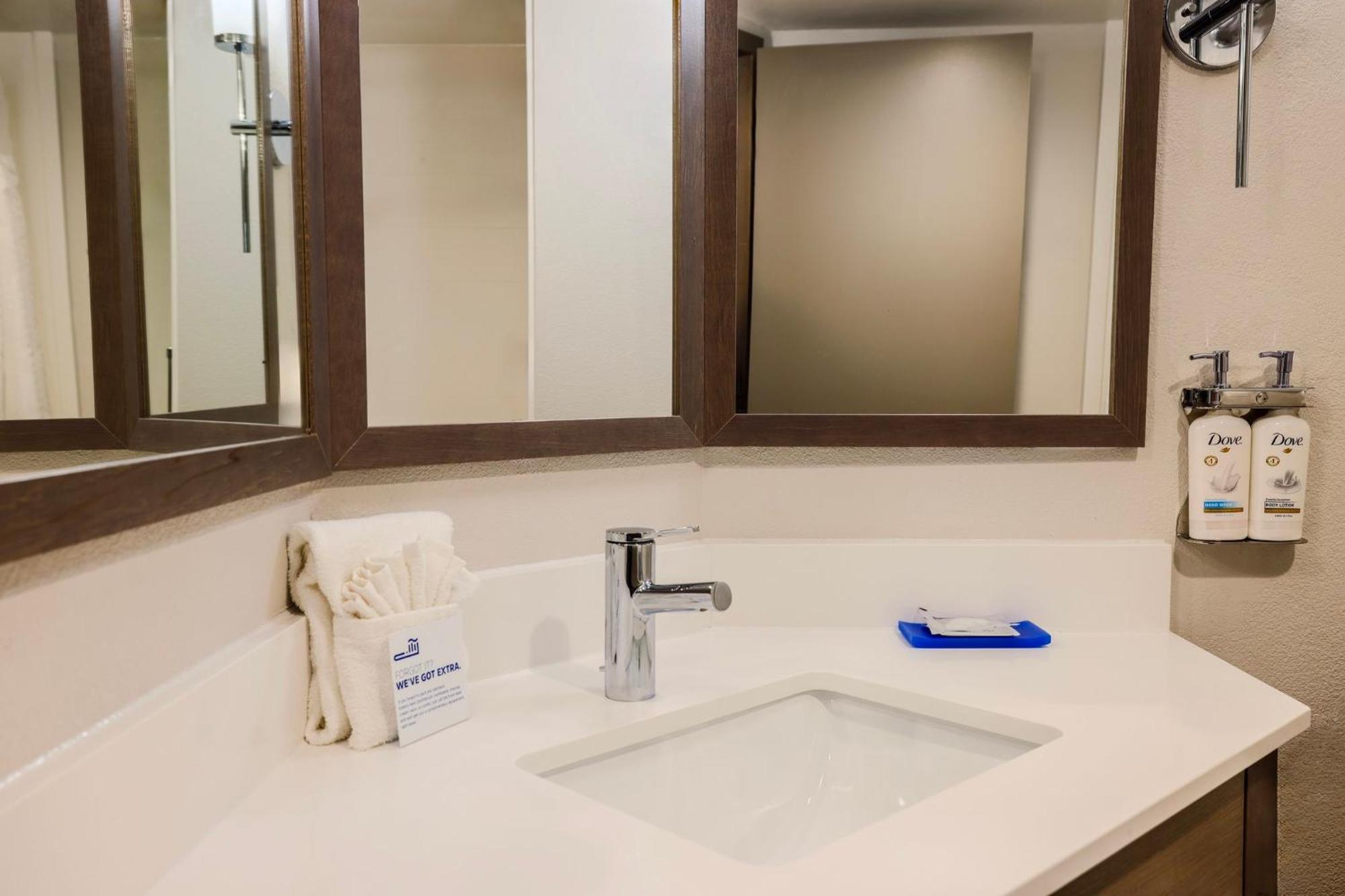 Holiday Inn Express Burlington By Ihg Екстериор снимка