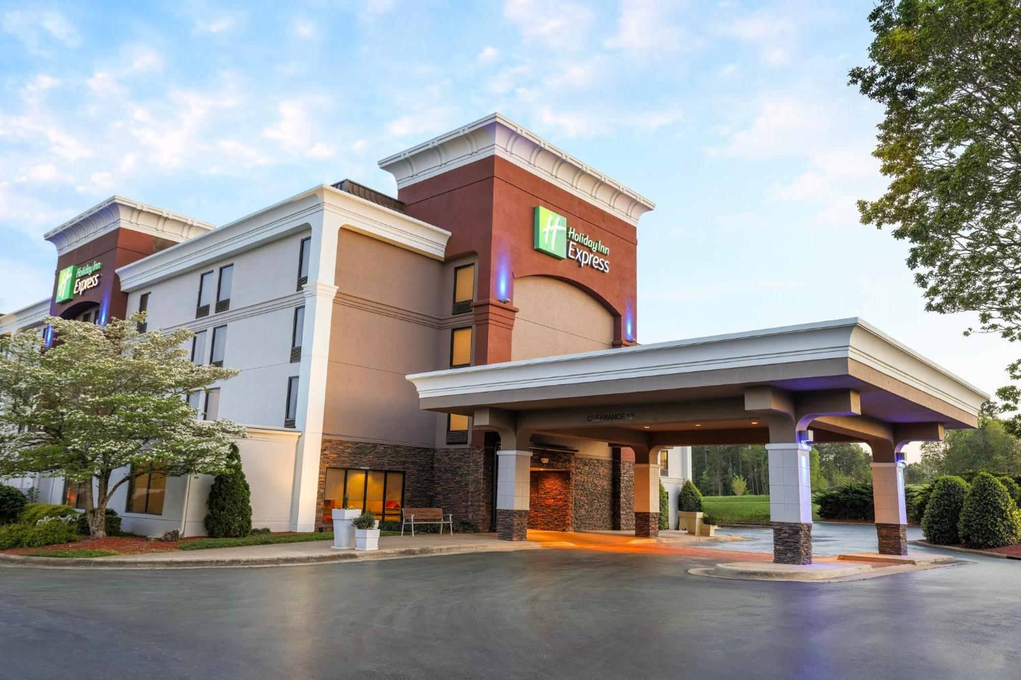 Holiday Inn Express Burlington By Ihg Екстериор снимка