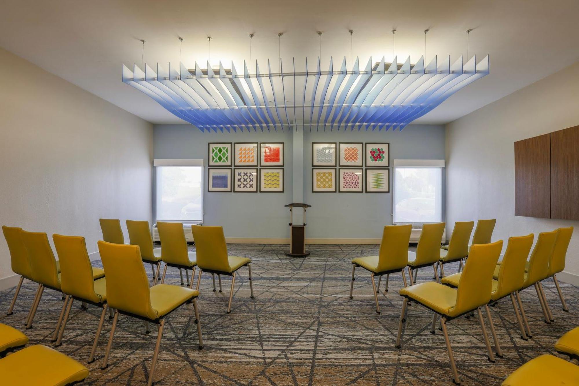 Holiday Inn Express Burlington By Ihg Екстериор снимка
