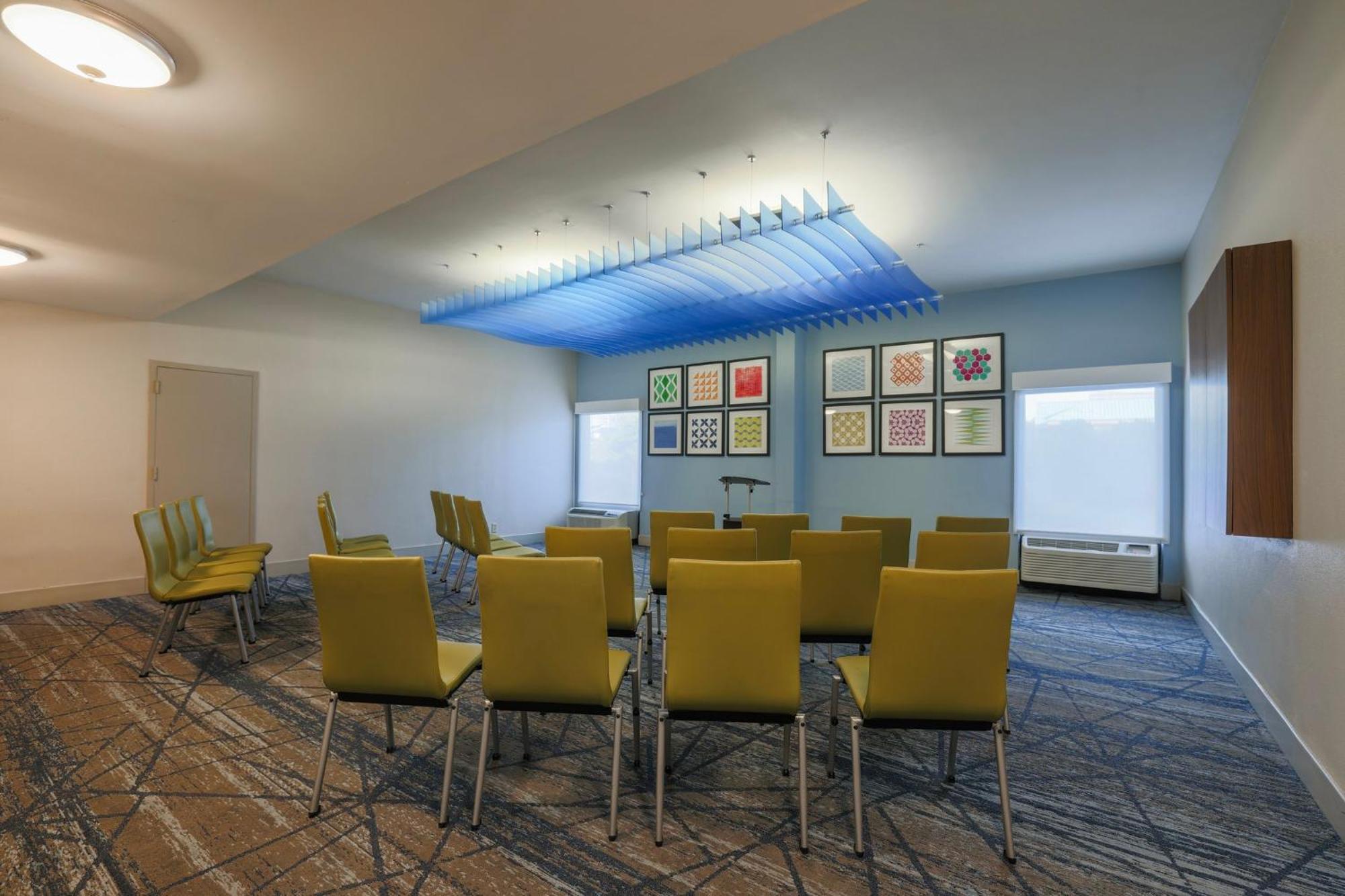 Holiday Inn Express Burlington By Ihg Екстериор снимка
