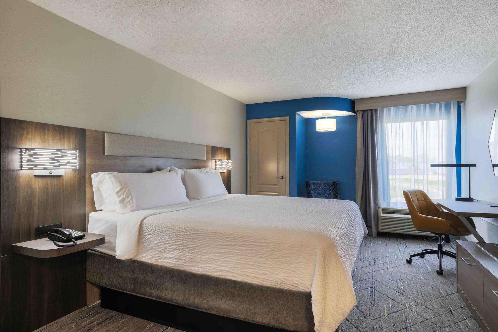 Holiday Inn Express Burlington By Ihg Екстериор снимка