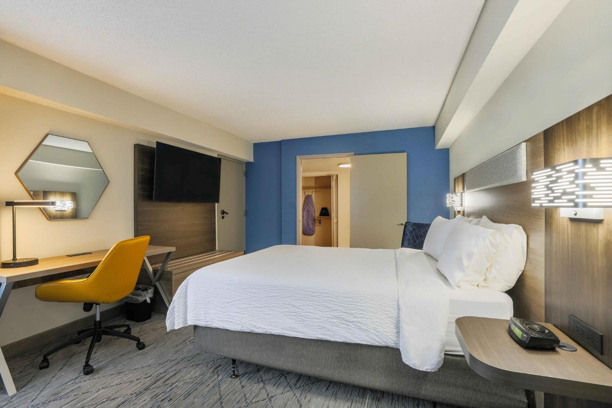 Holiday Inn Express Burlington By Ihg Екстериор снимка