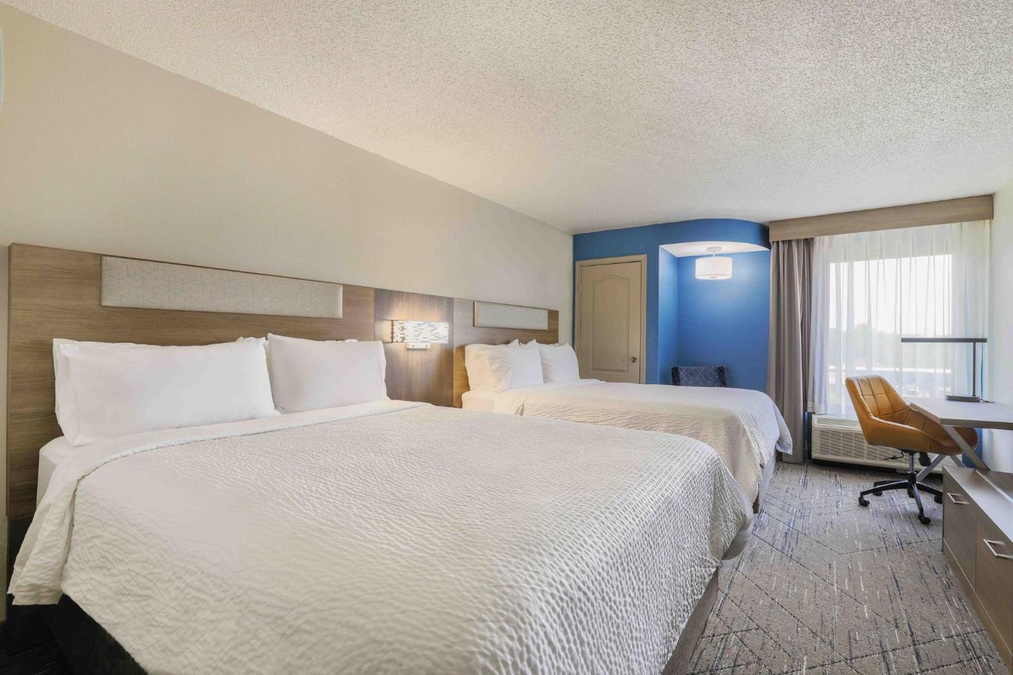 Holiday Inn Express Burlington By Ihg Екстериор снимка