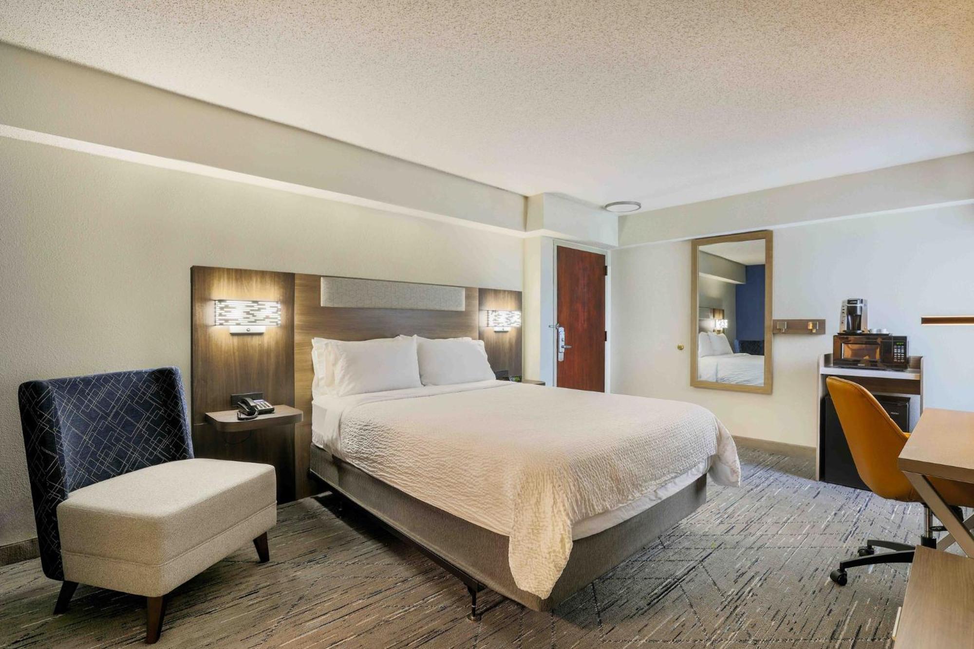 Holiday Inn Express Burlington By Ihg Екстериор снимка
