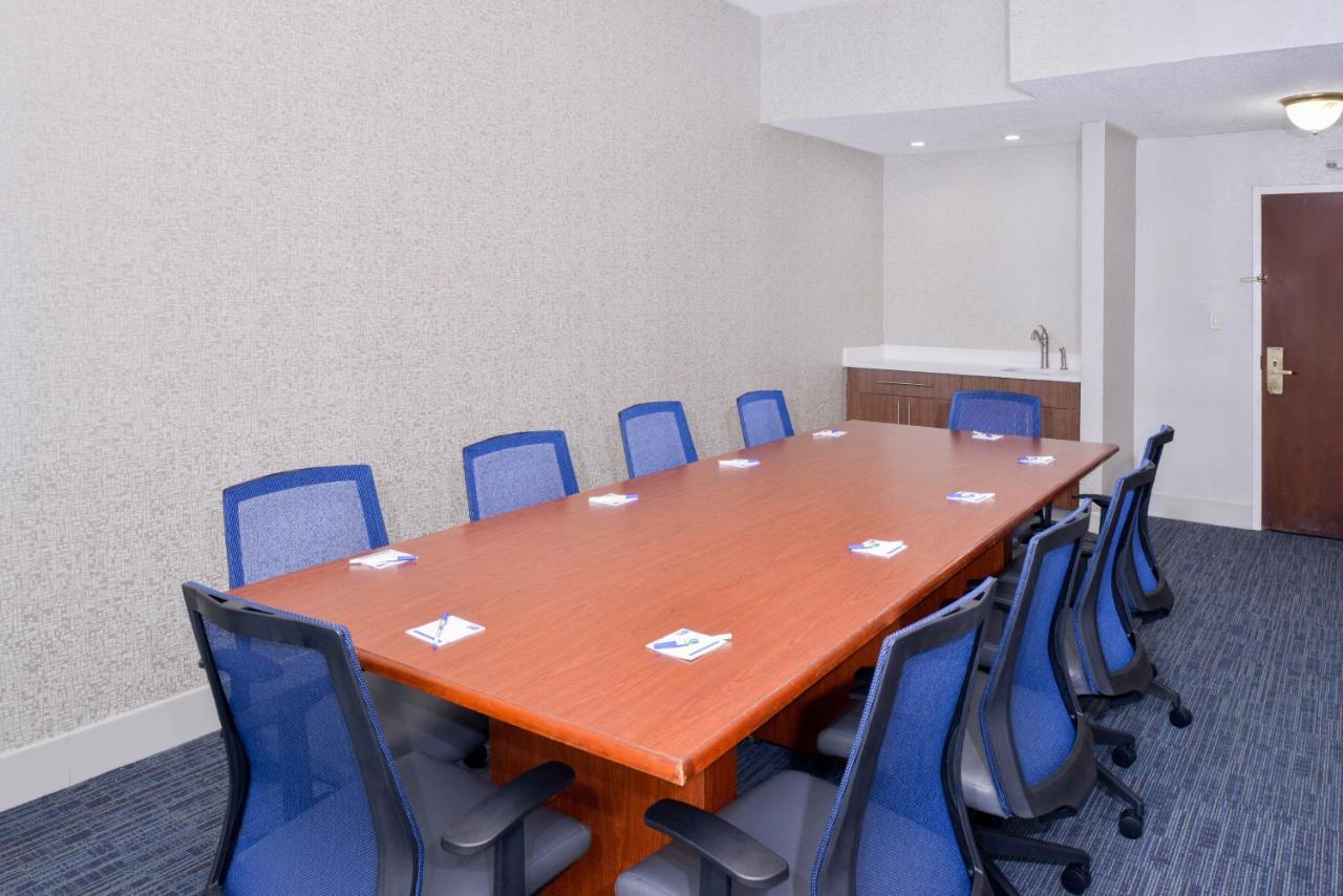 Holiday Inn Express Burlington By Ihg Екстериор снимка