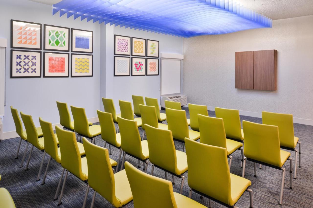 Holiday Inn Express Burlington By Ihg Екстериор снимка
