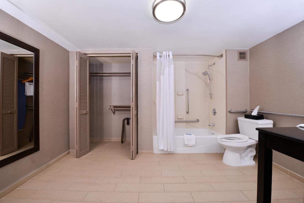 Holiday Inn Express Burlington By Ihg Екстериор снимка