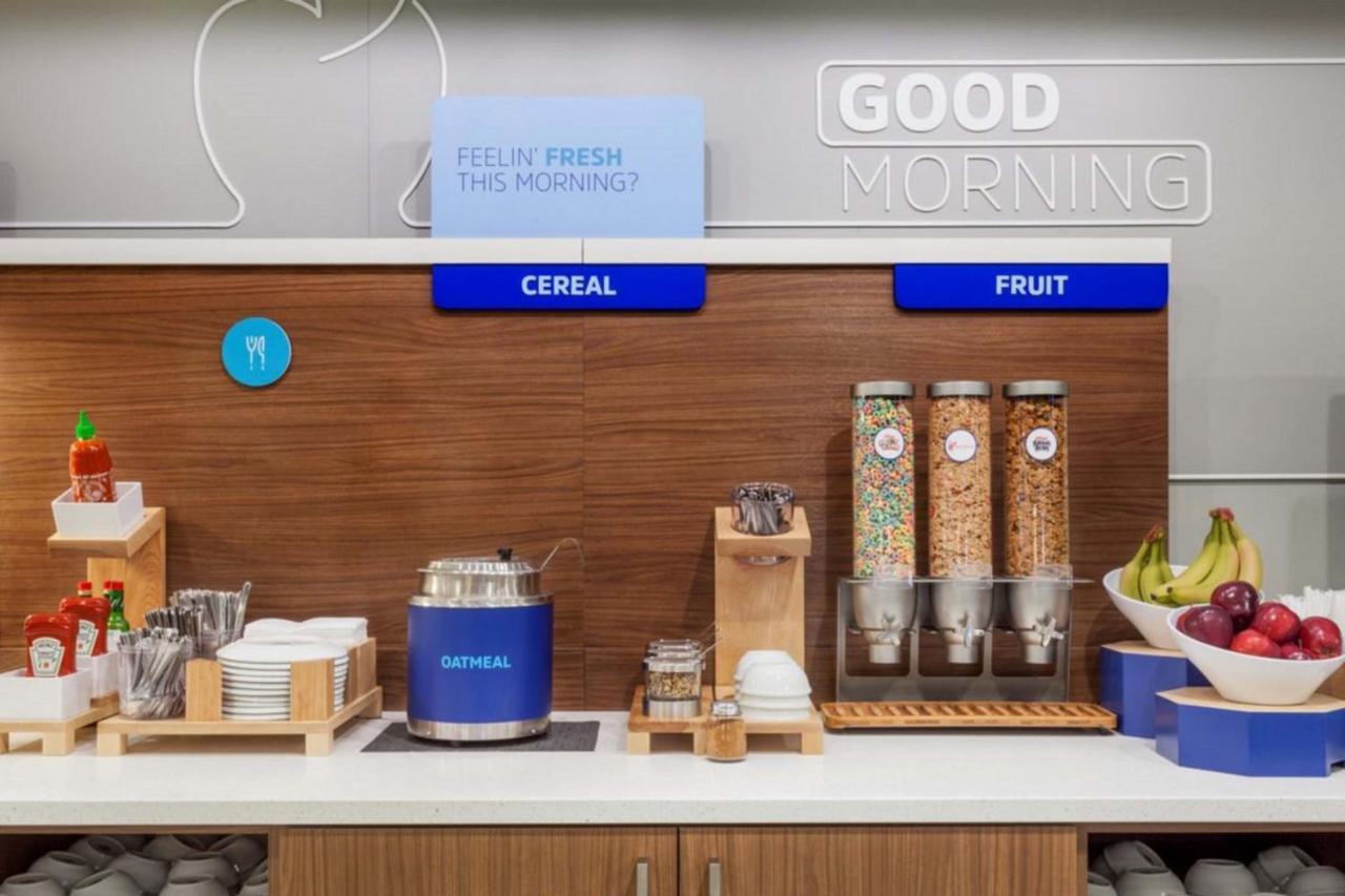 Holiday Inn Express Burlington By Ihg Екстериор снимка