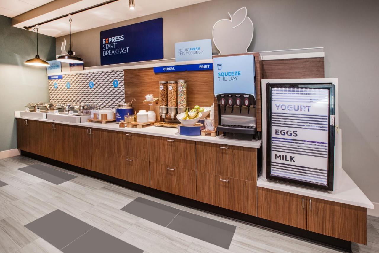 Holiday Inn Express Burlington By Ihg Екстериор снимка