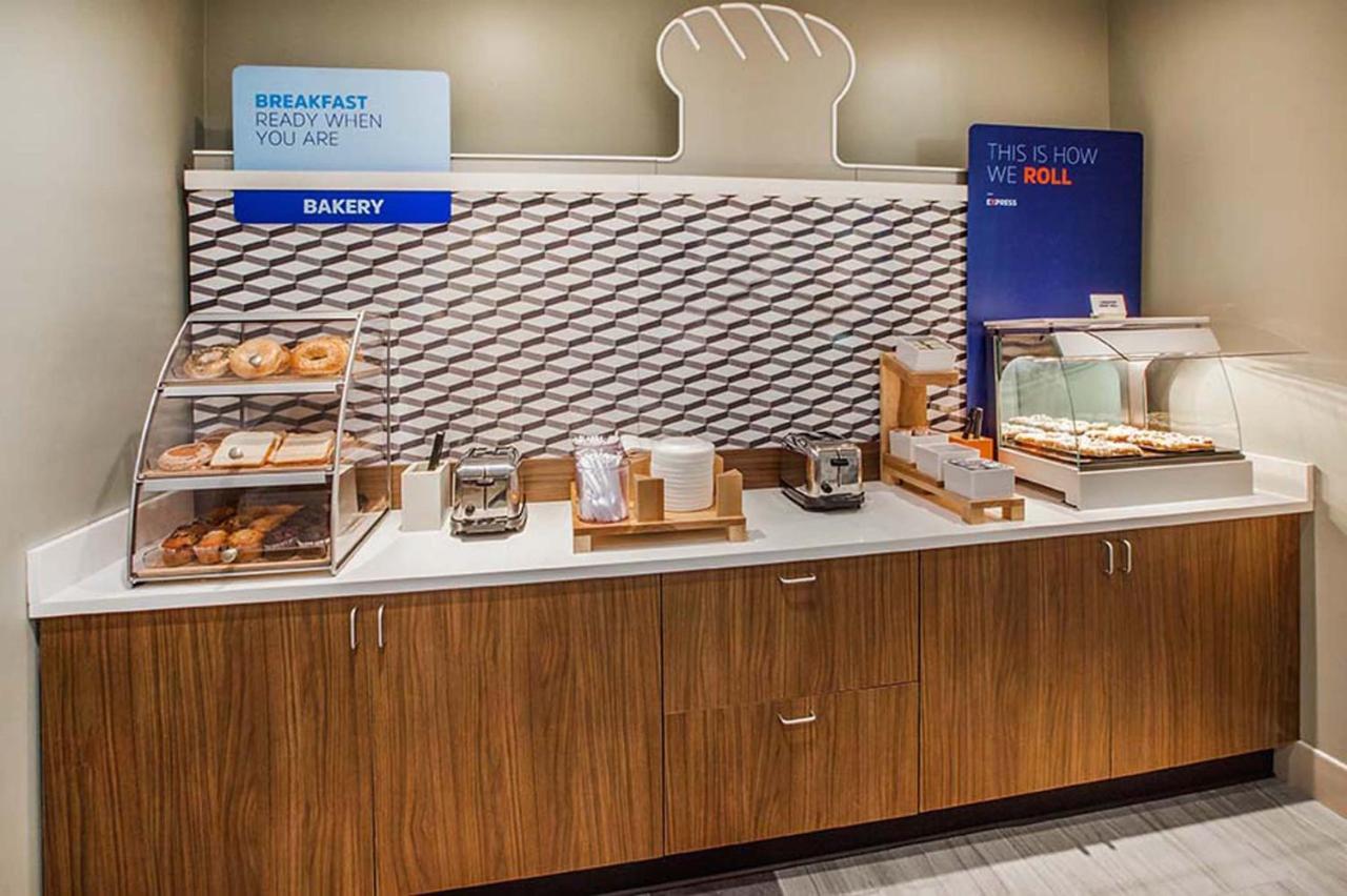 Holiday Inn Express Burlington By Ihg Екстериор снимка